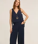 Pantalón pantacourt azul marino de viscosa, con cintura elástica, bolsillos delanteros y detalle de lazo en la cintura.