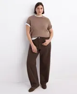 Jeans rectos tiro medio color marrón oscuro con bolsillos clásicos y cierre frontal.