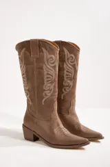 Botas texanas de cuero color marrón con bordados en la caña y en el empeine. Taco de 6cm y caña de 34cm de largo.