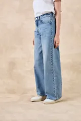 Pantalón de jean celeste de corte recto, tiro medio y confeccionado en 100% algodón.
