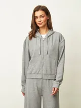 Campera con capucha y cierre frontal, de corte holgado y diseño básico en color gris melange.