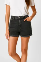 Short de jean de tiro alto con ajuste al cuerpo y ruedo con dobladillo.