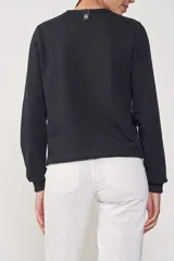 Buzo azul de cuello redondo y corte clásico con logo pequeño bordado al frente.