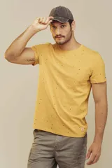 Remera de cuello redondo y manga corta, color beige con estampado de pequeños motivos playeros.