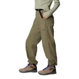 Pantalón de senderismo Columbia color verde oliva, de corte holgado y diseño funcional. Cuenta con cintura elástica parcial, cinturón integrado ajustable, bolsillos laterales y traseros con cierre, y puños ajustables con cordón.