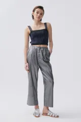 Pantalón culotte gris metalizado confeccionado en lino metalizado. Cuenta con pespuntes a contratono en cintura, bolsillos laterales y traseros.
