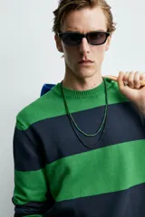 Jersey de punto de algodón con diseño de rayas horizontales anchas en color verde y azul marino. Presenta cuello redondo, manga larga y terminaciones en rib.