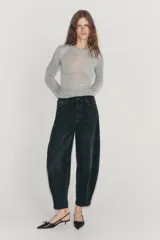 Jeans de tiro alto ZW Collection, color negro con efecto deslavado, corte tapered y diseño bombacho con raya planchada al frente.