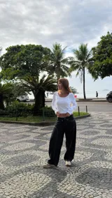 Top de manga larga en tejido acanalado color marrón, con escote redondo y logo bordado a tono en el centro del pecho.