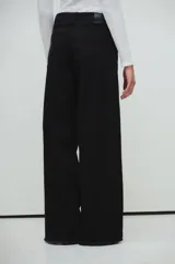 Pantalón wide leg negro de gabardina rígida, tiro medio y calce extra relaxed.