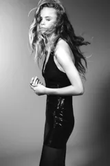 Vestido corto de cuello halter con escote en pico profundo. Presenta una combinación de lentejuelas brillantes en el cuerpo y detalles de encaje en el escote. Posee espalda descubierta y cierre en el cuello con botones.