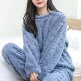 Conjunto de pijama de dos piezas confeccionado en plush suave con textura de ochos. Incluye una remera de manga larga con cuello redondo y un pantalón de corte recto con cintura elástica.