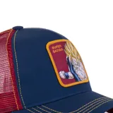 Gorra tipo trucker de CapsLab con diseño de Dragon Ball Z, presentando un parche bordado de Super Saiyan en el frente. La gorra combina paneles frontales de algodón azul marino con costuras en contraste y paneles traseros de malla roja.