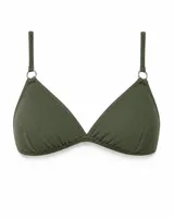 Top de bikini triangular verde militar en tejido texturizado tipo canale, con tirantes finos regulables unidos a argollas metálicas plateadas.