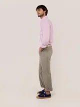 Pantalón de gabardina de corte slim fit y tiro medio, con diseño de cinco bolsillos y cierre de cremallera.