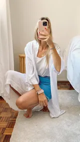Minifalda de jean azul con botones frontales y ruedo desflecado.