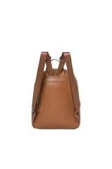 Mochila color camel de la marca Las Oreiro, con cierre frontal y correas ajustables.