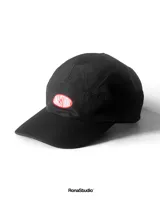 Gorra negra de cinco paneles, confeccionada en tela dry-fit, con logo bordado en rojo.