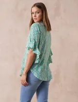 Blusa de gasa estampada marca Ruby Rd, con cuello a la base, abertura central con botones y mangas cortas amplias con volados.