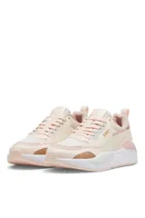 Championes deportivos Puma X-Ray, color rosado con detalles en blanco, dorado y marrón.