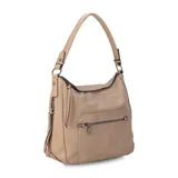 Cartera tipo hobo de cuero sintético color rojo ladrillo, con correa de hombro ajustable. Tiene cierre superior con solapa y broche magnético, bolsillo frontal con cierre, bolsillos laterales con cierre y múltiples bolsillos internos.