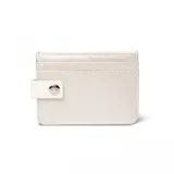 Billetera pequeña color blanco y beige brillante, con cierre magnético y capacidad para 8 tarjetas.