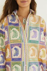 Camisa de algodón con diseño estampado de sellos vintage de bananas en varios colores, cuello camisero clásico y mangas largas.