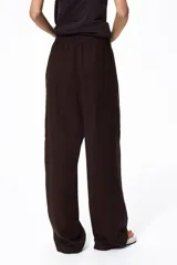 Pantalón de corte holgado en tejido liviano de mezcla de lino. Modelo de tiro alto con cintura elástica y cordón para ajustar, bolsillos laterales y piernas rectas.