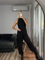 Pantalón estilo balloon de tela cey, color negro, con corte holgado y ajuste en los tobillos.