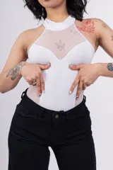 Body negro con cuello alto, mangas sisa y transparencias de tul en el escote y los laterales.