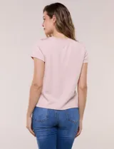 Remera celeste de manga corta, con cuello redondo y detalle calado en el rib del escote, de corte recto y ajuste cómodo.