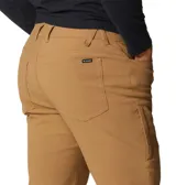 Pantalón de senderismo color marrón, con tecnología Omni-Heat™ termorreflectante y acabado Omni-Shield™ repelente a la humedad y manchas. Cuenta con bolsillos laterales, bolsillos traseros y un bolsillo de seguridad con cremallera.