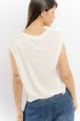 Remera básica de algodón con escote en V y mangas cortas con terminación al corte, de calce holgado y diseño minimalista.