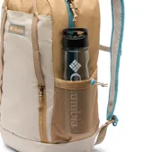 Mochila Columbia Echo Mountain de 25 litros, color beige y marrón claro con detalles en azul turquesa. Cuenta con un compartimento principal, un bolsillo externo con cierre, correas de hombro ajustables, dos bolsillos laterales de malla para botellas de agua, y múltiples asas de agarre.