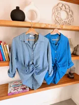 Camisa de lino en color azul vibrante, con corte amplio, cuello clásico y cierre frontal de botones. Presenta mangas largas con puños y un diseño versátil ideal para diversas ocasiones.