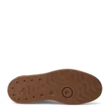 Championes urbanos Puma modelo Club II Era Suede, confeccionados en gamuza color gris claro con la icónica franja lateral en negro y suela de goma color caramelo.