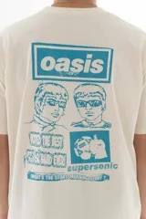 Remera color crudo de algodón con estampado azul de la banda Oasis, con logo, dibujos de los integrantes y referencias a sus canciones.
