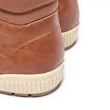 Zapatilla urbana de caña alta color habano, con cordones y cierre lateral. Suela de goma en tonos beige y marrón.