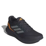 Championes de running Adidas Runfalcon 5, de color gris con las clásicas tres tiras en los laterales en tono gris claro y detalles en color naranja brillante en la lengüeta y el talón. Cuentan con capellada de malla transpirable, cordones al tono y entresuela Cloudfoam para mayor amortiguación.