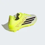 Championes de fútbol Adidas F50 League con tecnología Sprintplate 360, diseñados para terreno firme. Presentan un exterior Fiberskin en color amarillo neón con detalles en plateado y las icónicas tres tiras en negro con bordes rojos.
