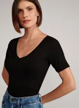 Remera negra de tejido de punto, corte ajustado, escote en V y mangas cortas.