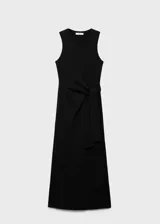 Vestido midi de algodón color negro, con cuello redondo, sin mangas y detalle de nudo lateral en la cintura que genera un drapeado sutil.