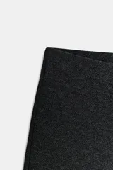 Pantalón de tiro medio, color gris oscuro jaspeado, con cintura elástica interior y pierna ancha.