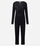 Conjunto de pijama largo compuesto por una blusa de manga larga con escote en V y un pantalón de corte recto con cintura elástica. Confeccionado en tejido flame de viscosa y elastano, ofreciendo una caída suave y cómoda.