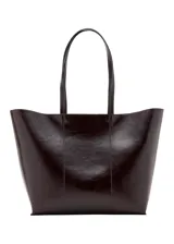 Bolso tipo tote color marrón oscuro, confeccionado en poliuretano con acabado brillante y diseño estructurado de gran tamaño.