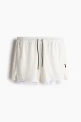 Short deportivo 2 en 1 de malla funcional con tecnología DryMove para absorción de sudor. Presenta corte estándar, cintura elástica con cordón de ajuste, bolsillos laterales y aberturas en los bajos. Incluye bikers interiores integradas con bolsillo para celular.
