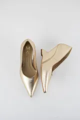 Zapatos de tacón tipo cuña marca Mari, color negro con estampado de lunares blancos, diseño de punta fina y taco corrido escultural.