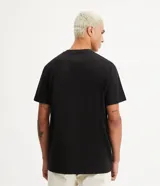 Remera básica de hombre con corte comfort, cuello redondo y manga corta. Confeccionada en tejido de media malla con textura acanalada.