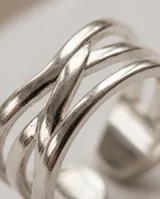 Anillo de acero ajustable, diseño entrelazado con bandas múltiples de acabado brillante.