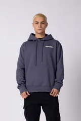 Buzo canguro de friza en color azul grisáceo, con capucha, cordones ajustables, bolsillo frontal tipo canguro y estampado pequeño en el pecho con el texto VCP CNPT.
